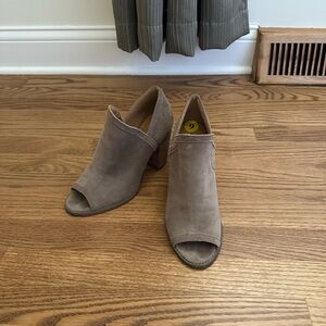 Lucky Brand Tan Ankle Booties Peep-Toe Block Heel
